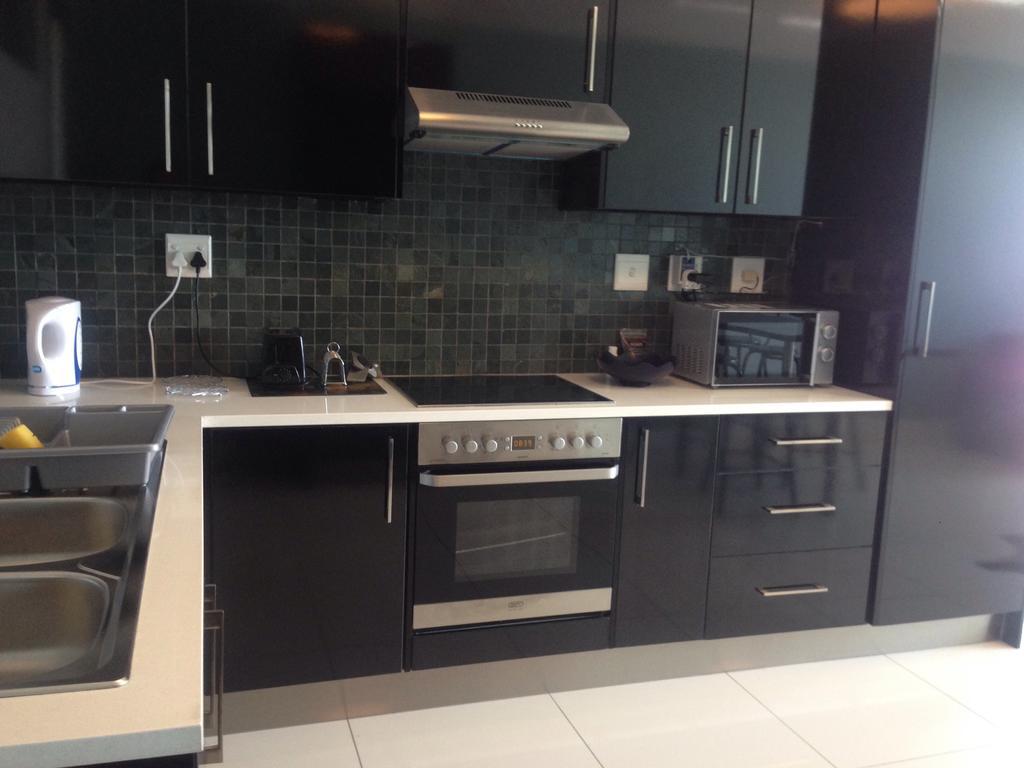 77 On Independence Self Catering Apartment Виндхук Экстерьер фото