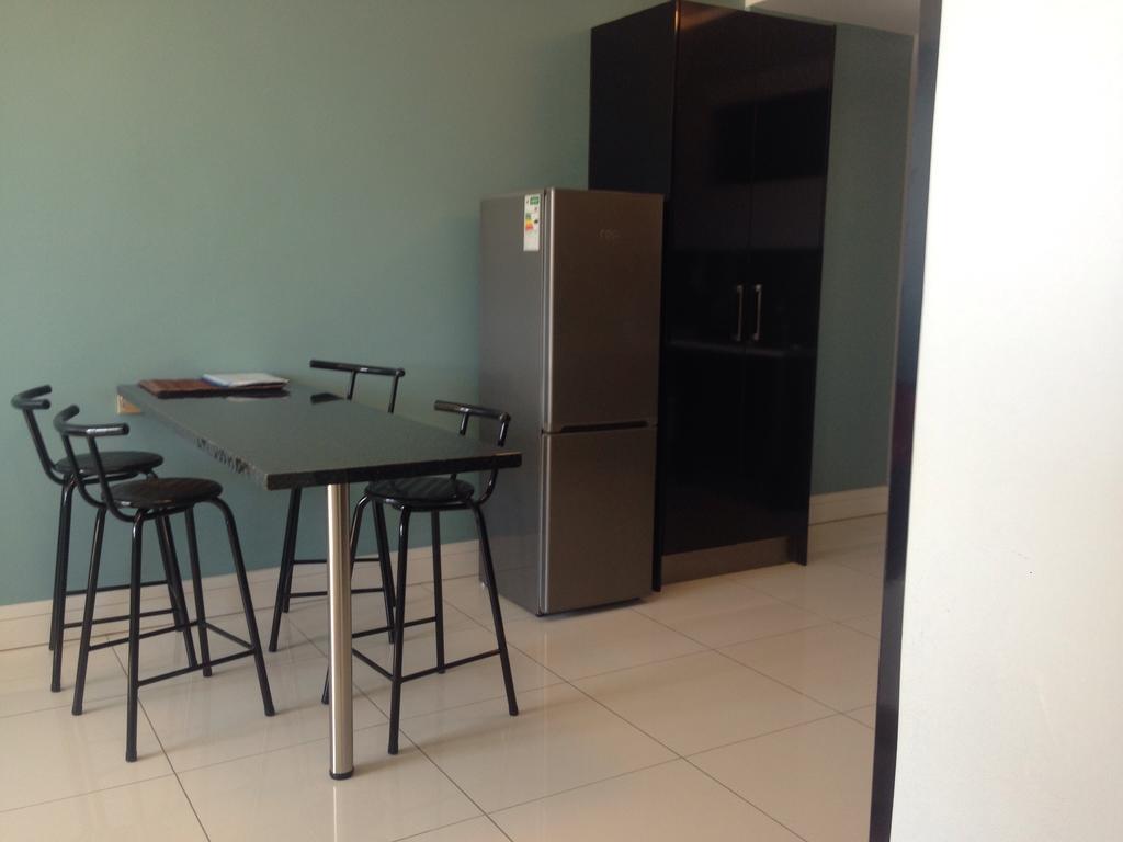 77 On Independence Self Catering Apartment Виндхук Экстерьер фото